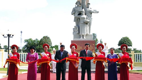 Thủ tướng Nguyễn Tấn Dũng và Thủ tướng Campuchia Hun Sen cắt băng khánh thành Khu di tích lịch sử địa điểm thành lập Đoàn 125. - Ảnh: Chinhphu.vn